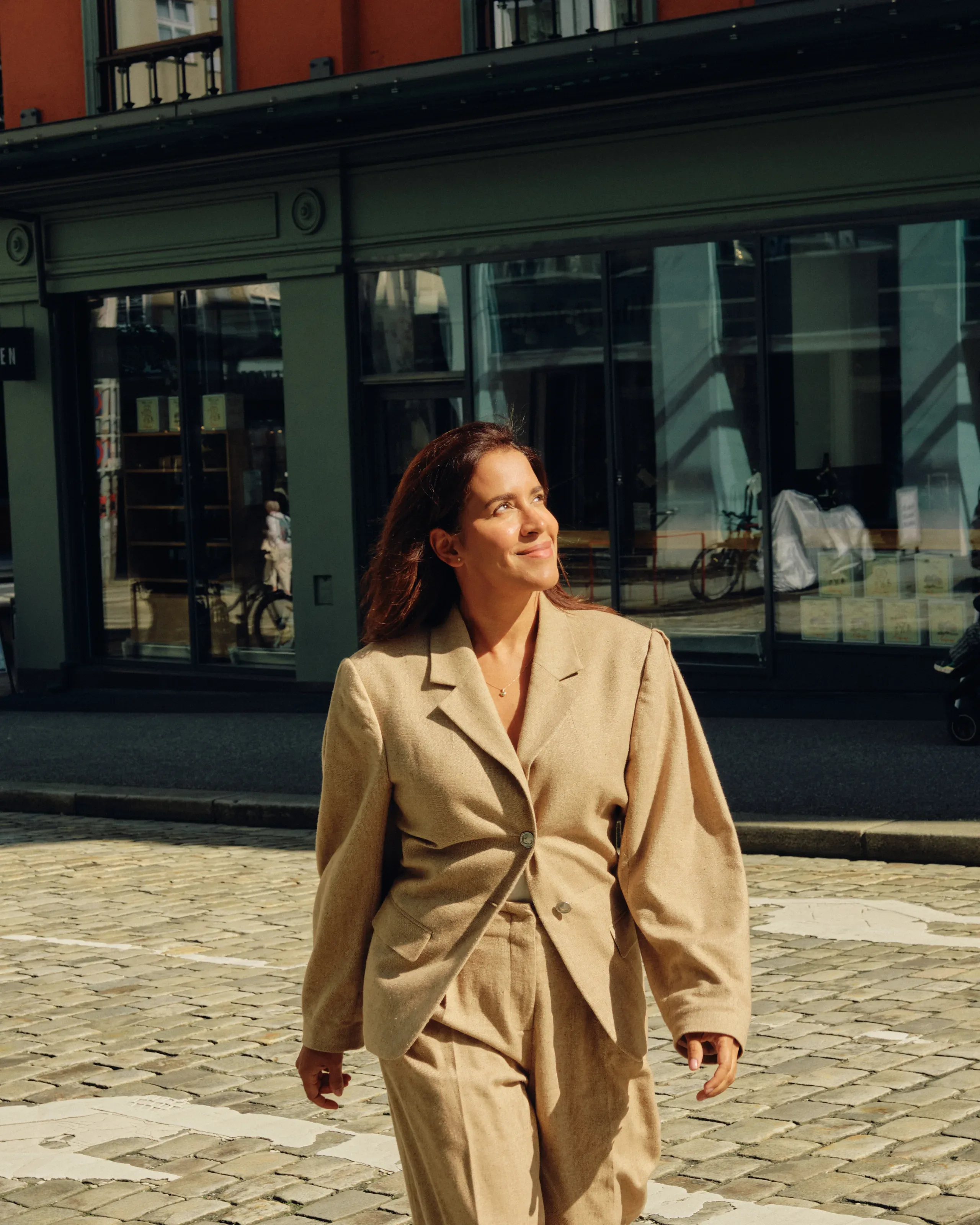 Dr. Ileana Rodríguez Standal fotografert utendørs i beige frakk.