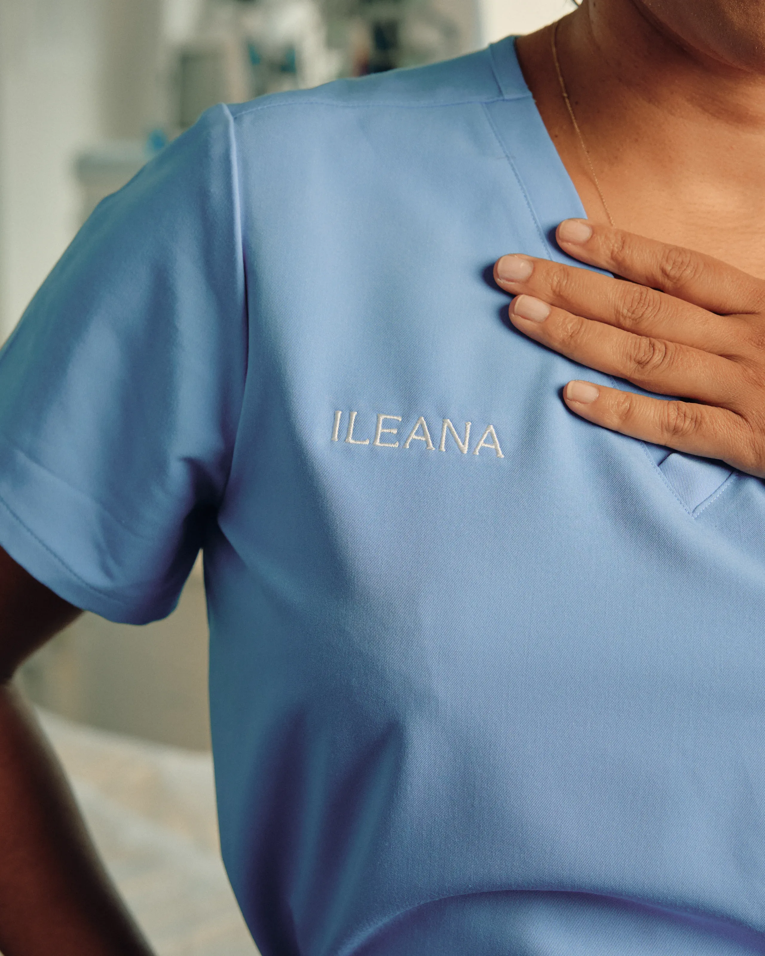To helsepersonell i uniform i samtale på klinikken.