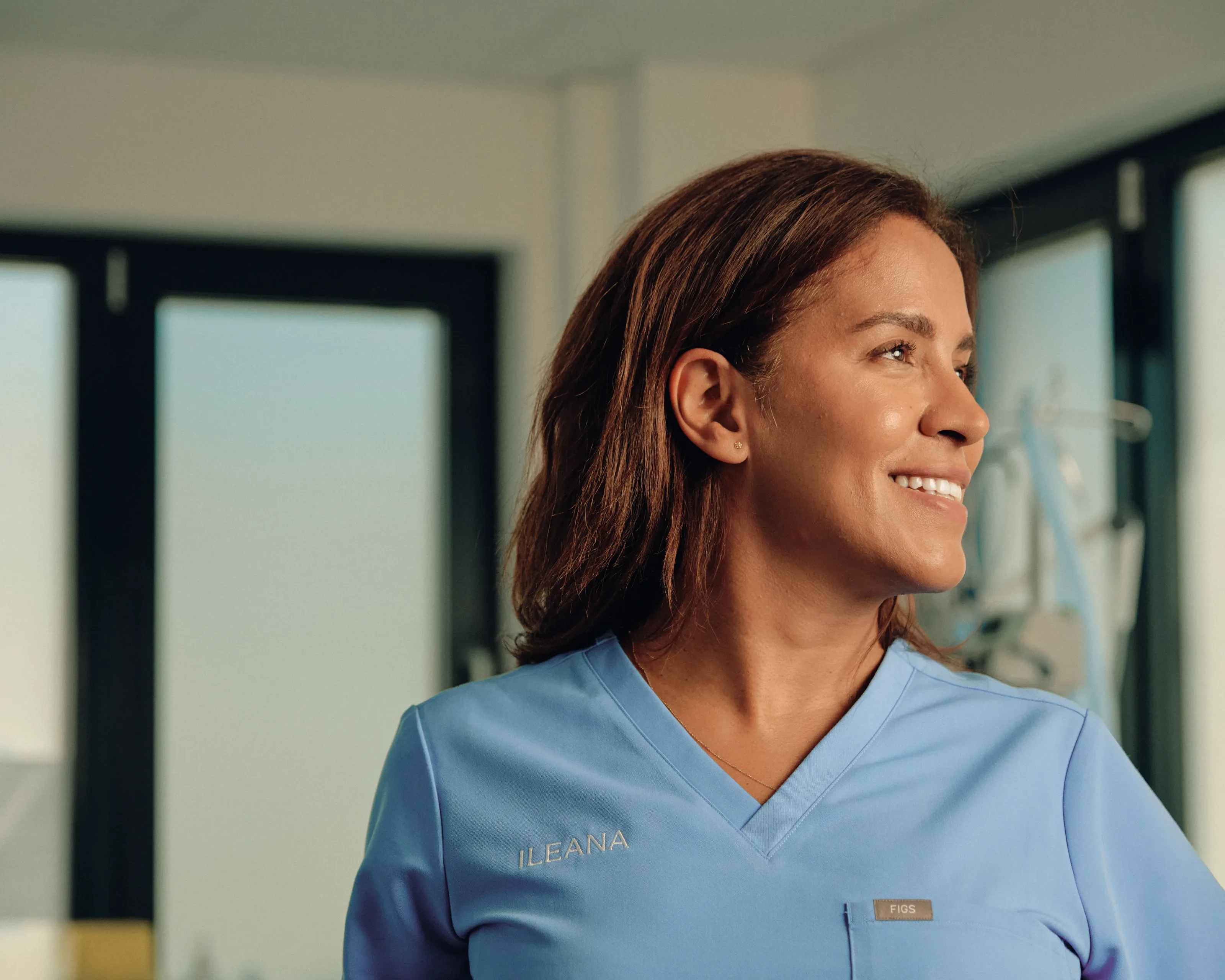 Lege smiler i samtale på klinikken.