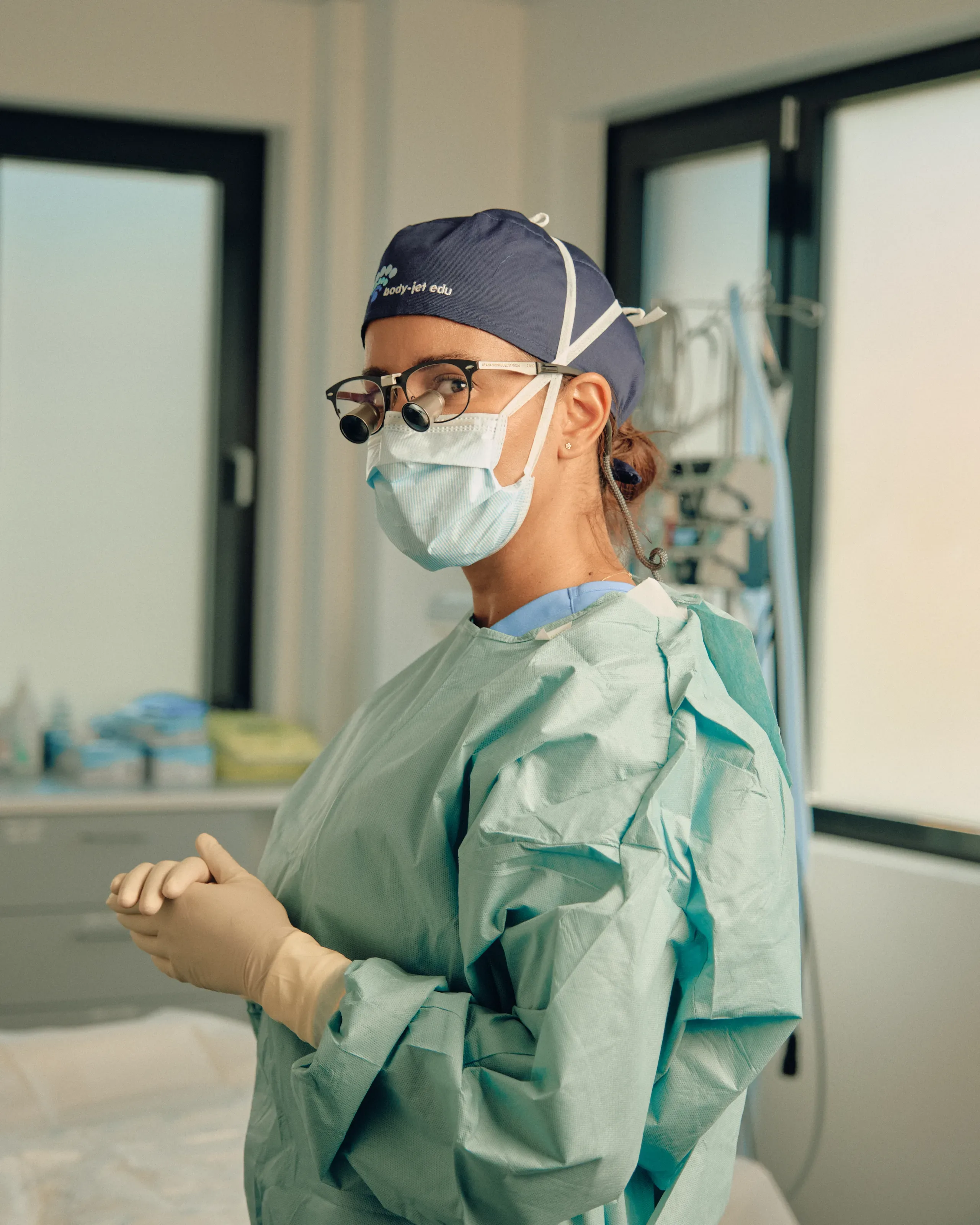 Kirurg med lupebriller og munnbind.