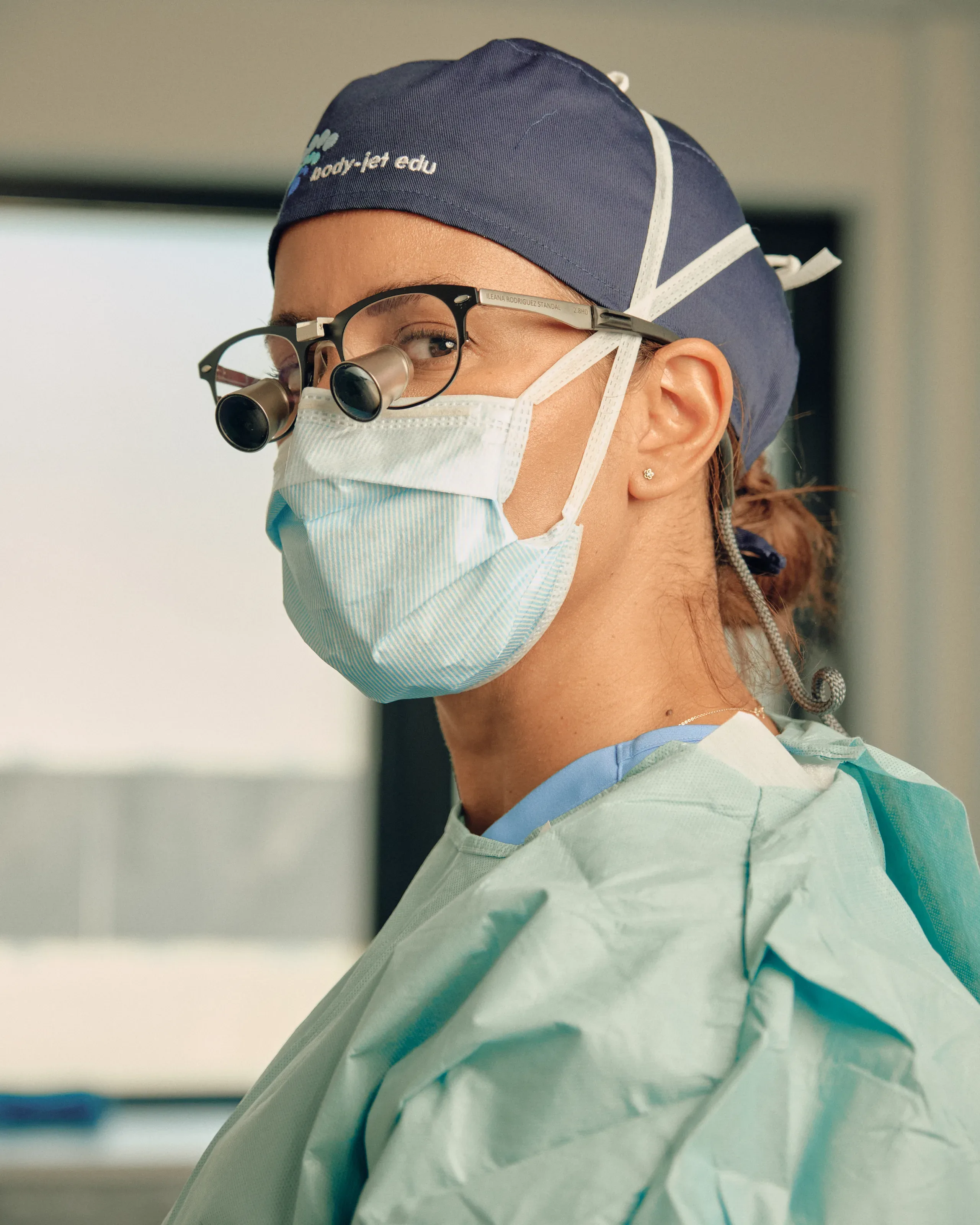 Kirurg med lupebriller og munnbind i operasjonsstuen.
