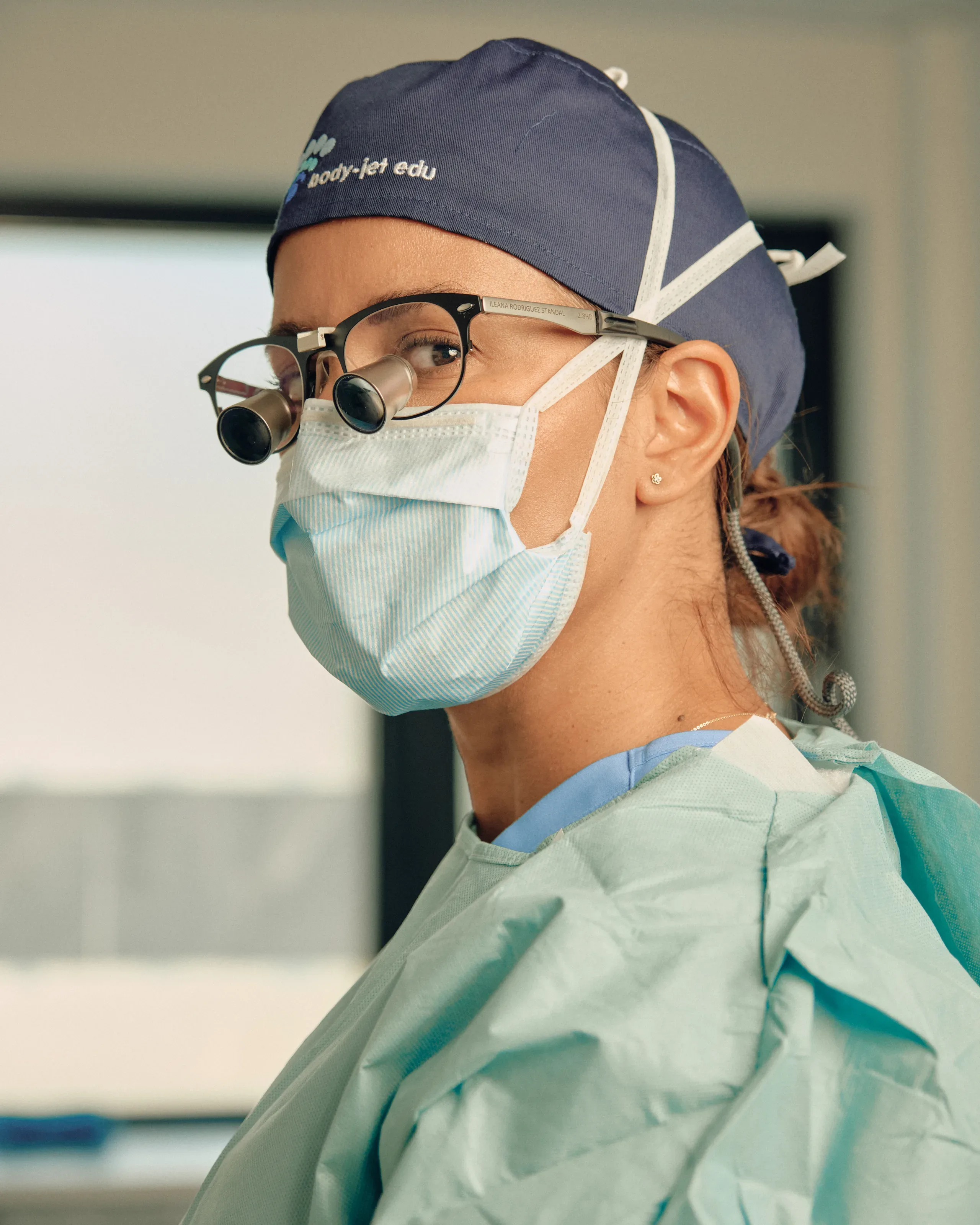 Kirurg med munnbind i operasjonsstuen.